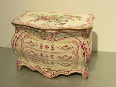 151.56 - BOITE EN FORME DE COMMODE EN FAIENCE - Longueur 20 … - Photo 1