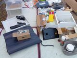 une table sur laquelle se trouvent de nombreux objets