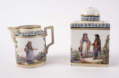 une paire de théières en porcelaine ornées de personnages peints