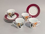 quatre tasses et soucoupes posées sur une table