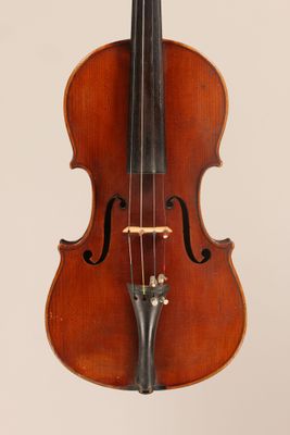 un vieux violon avec un archet accroché à son dos