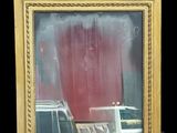 une photo d'un miroir dans lequel se reflète une voiture