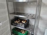 une étagère en métal contenant des paniers remplis de nourriture