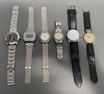 plusieurs types de montres sont alignés sur une table