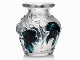 un vase en verre orné d'un motif bleu et noir