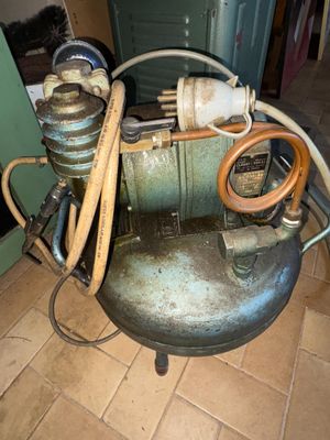 un vieux compresseur d'air posé par terre dans la cuisine