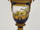 un vase bleu et or orné d'une peinture