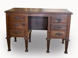 une image d'un bureau en bois avec des tiroirs et des tiroirs dessus
