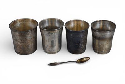 Lot de 4 gobelets et une cuiller en argent (Poinçon Minerve,… - Photo 1