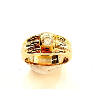 une image d'une bague en or avec un diamant serti au centre