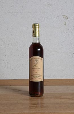 une bouteille d'alcool posée sur une table en bois