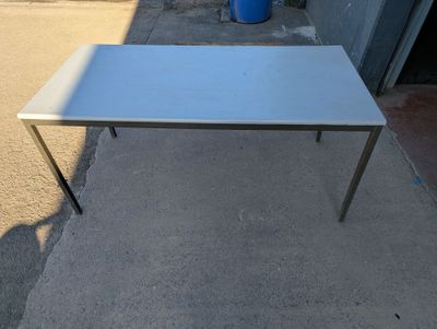 Une table avec deux chaises Vendu en l'état