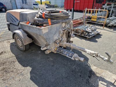 un camion attelé à une remorque, garé sur un parking