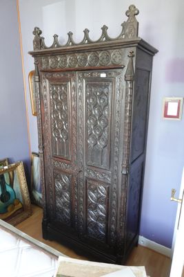 un grand meuble en bois dans le coin d'une pièce