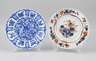 paire d'assiettes bleues et blanches à motifs floraux