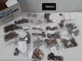 une boîte remplie de pièces posée sur une table à côté d'une autre boîte remplie de pièces