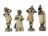trois figurines représentant des femmes africaines coiffées de chapeaux