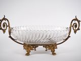 un bol en verre ancien orné de motifs dorés, posé sur un socle