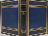 un livre bleu avec des bordures dorées et une couverture noire