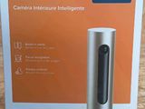 La boîte de la caméra d'intérieur Netatmo est ouverte par terre.