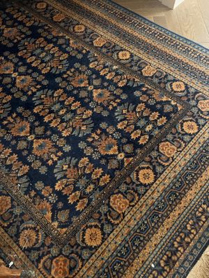 un gros plan d'un tapis bleu posé sur un parquet