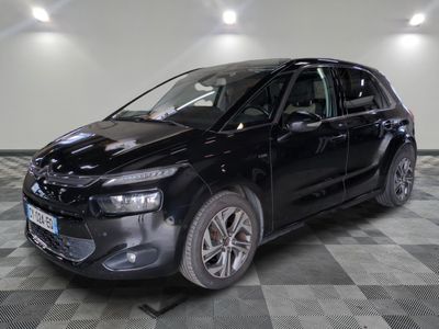 la voiture noire est garée sur un sol en damier dans le garage