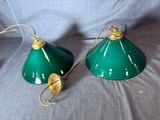 deux lampes vertes posées sur une surface grise, sur fond blanc