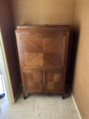 un meuble en bois dans le coin d'une pièce