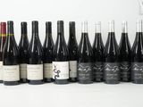 plusieurs bouteilles de vin alignées sur une table