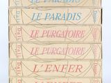 quatre livres empilés les uns sur les autres sur une surface blanche