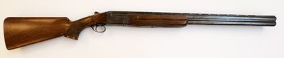 un fusil accroché au mur d'une pièce sur fond blanc