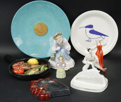 une assiette avec un oiseau dessus, à côté d'une assiette avec un oiseau dessus et d'une assiette avec un oiseau dessus