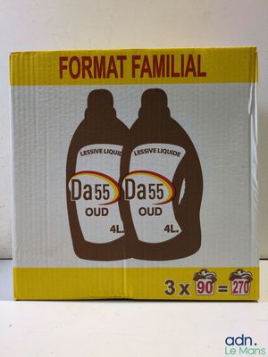 deux bouteilles de liquide posées sur une boîte en carton