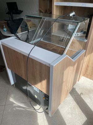 une machine à glaces réfrigérée dans une cuisine