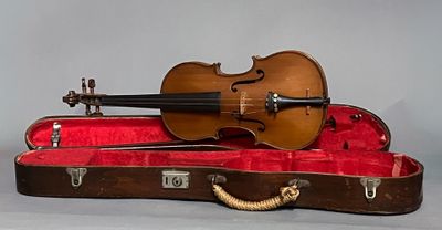un violon dans son étui, avec un archet posé dessus