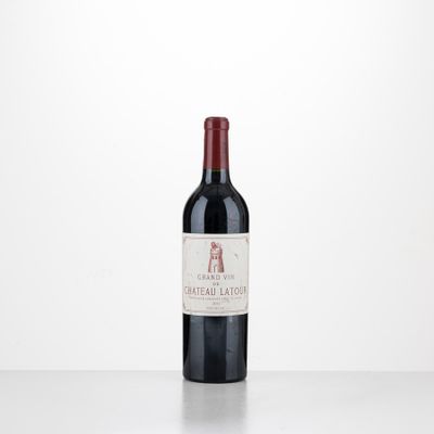 la bouteille de vin rouge est posée sur la table