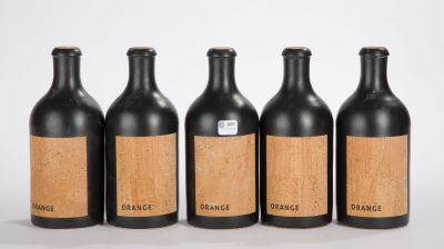 quatre bouteilles de vin, avec leurs étiquettes, alignées en rangée