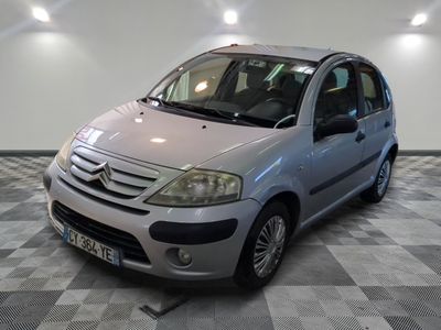 la photo d'une petite voiture garée dans un garage