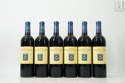 six bouteilles de vin sont alignées sur une table
