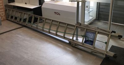 une photo d'une pièce avec de nombreuses portes vitrées