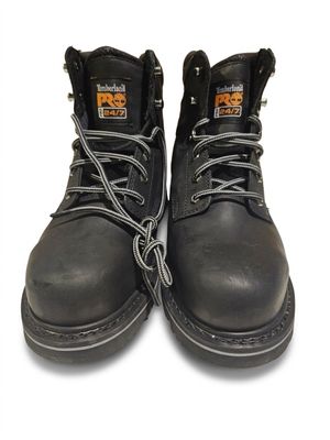 une paire de bottes de travail noires à lacets sur fond blanc