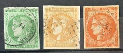 quatre timbres de couleurs différentes, de tailles et de formes variées