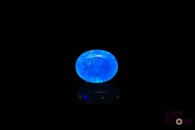 gros plan d'un diamant bleu sur une surface noire
