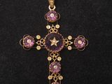 une croix en or sertie d'améthorate et de pierres d'améthorate