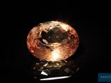 gros plan d'un diamant orange sur une surface noire