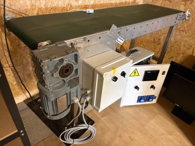 une machine posée sur une table dans une pièce