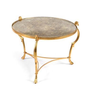 une photo d'une table basse dorée avec un plateau en marbre
