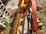 une photo d'un tracteur et d'autres engins au sol