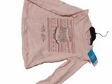 une image représentant un t-shirt rose orné d'un motif de chat