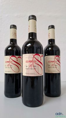 trois bouteilles de vin rouge sont alignées sur une table